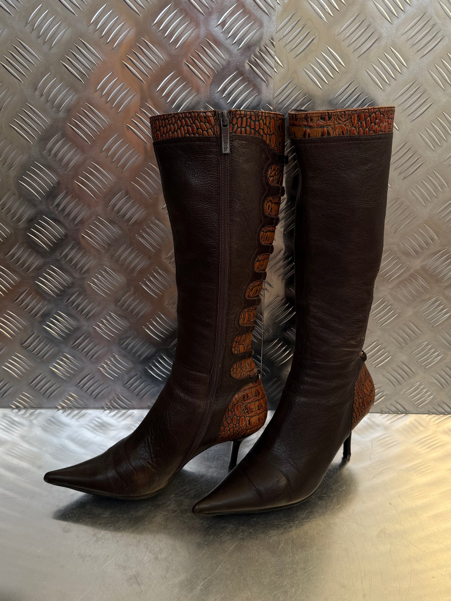 Vintage brown leather high-heel boots with croc-effect trim Twinkling Global