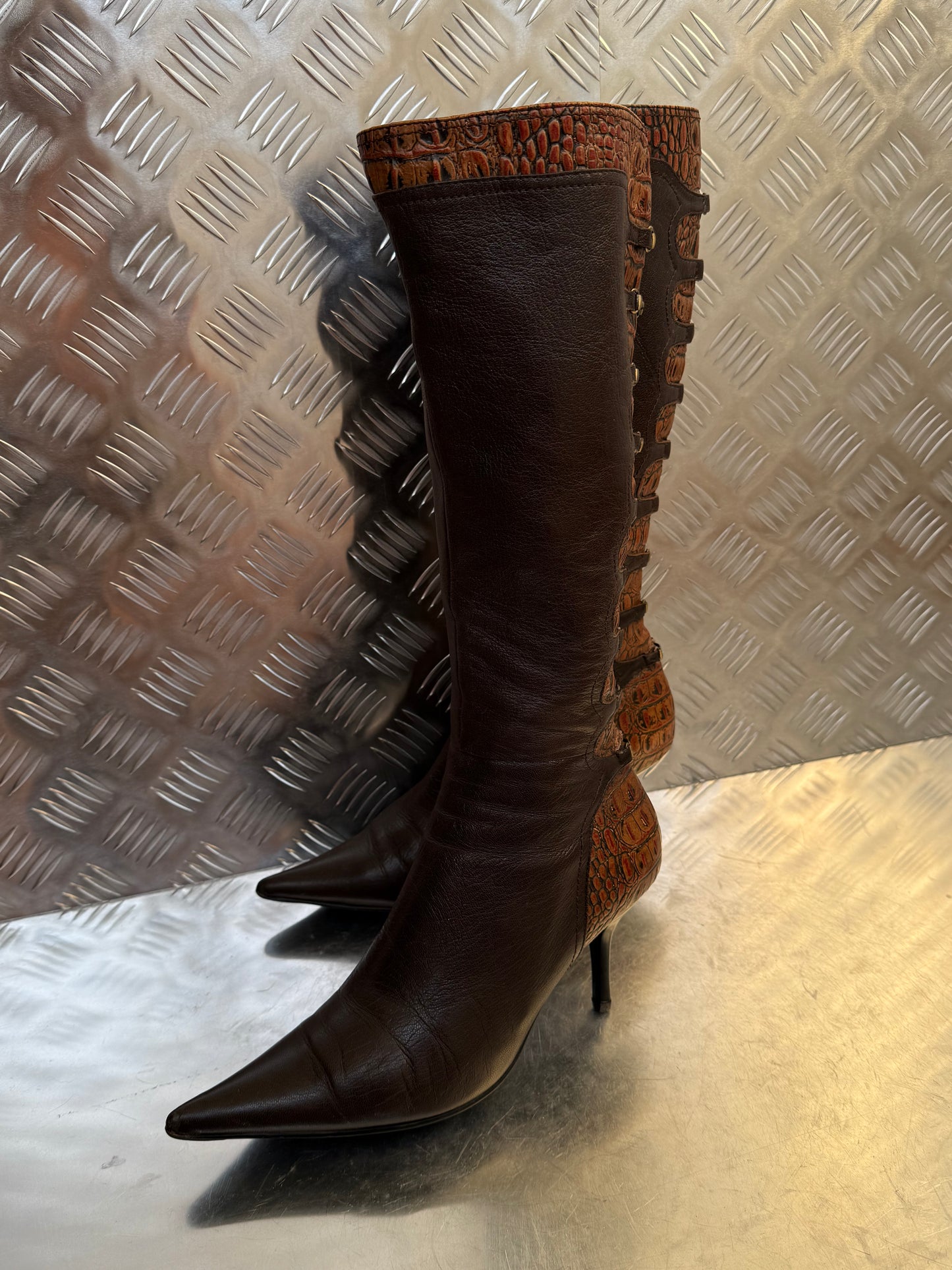 Vintage brown leather high-heel boots with croc-effect trim Twinkling Global