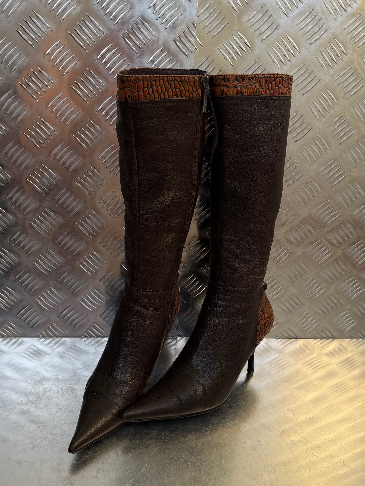 Vintage brown leather high-heel boots with croc-effect trim Twinkling Global