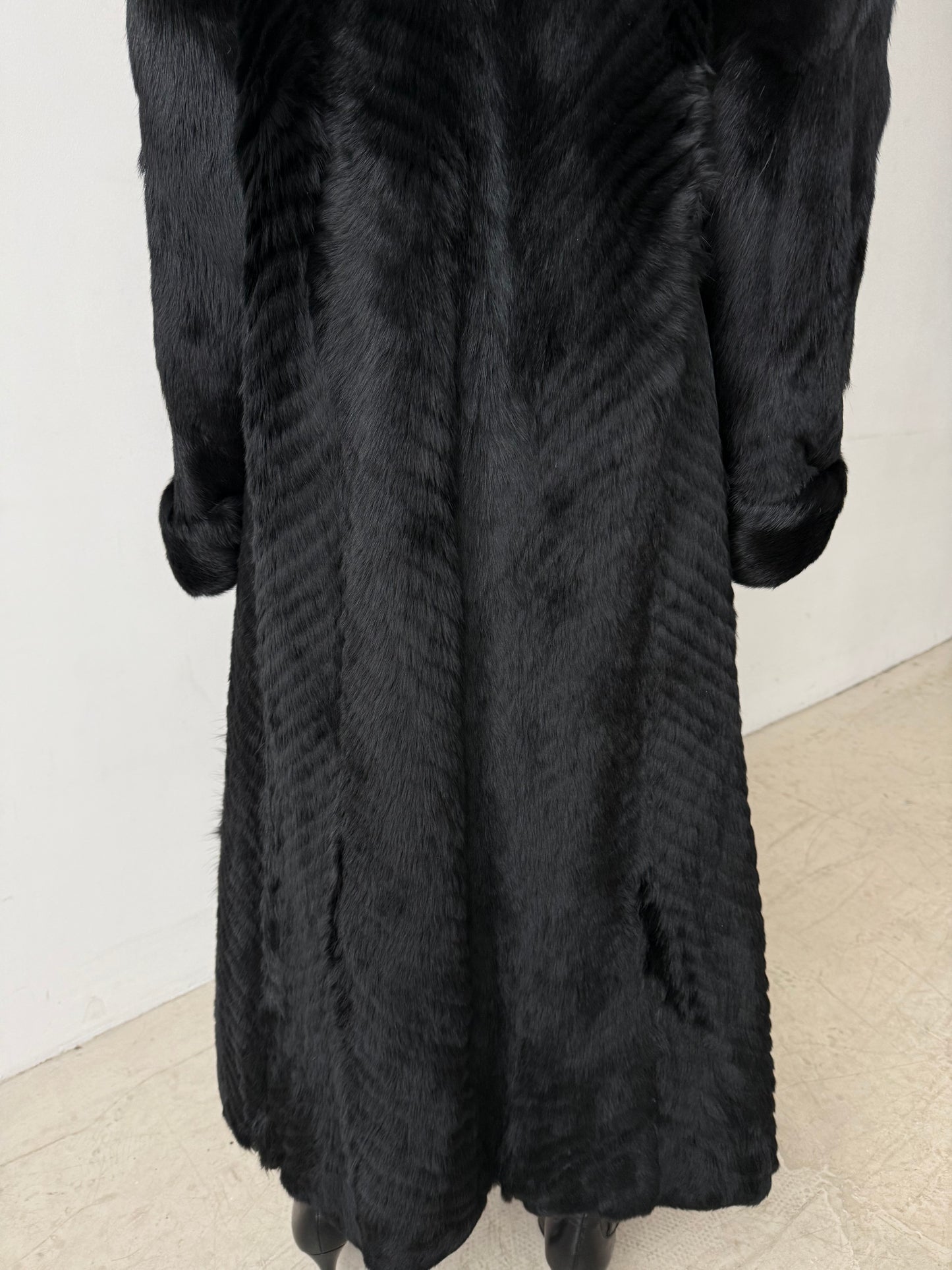 Luxurious vintage natural wolf fur coat with a full-length dramatic silhouette TWINKLING GLOBAL