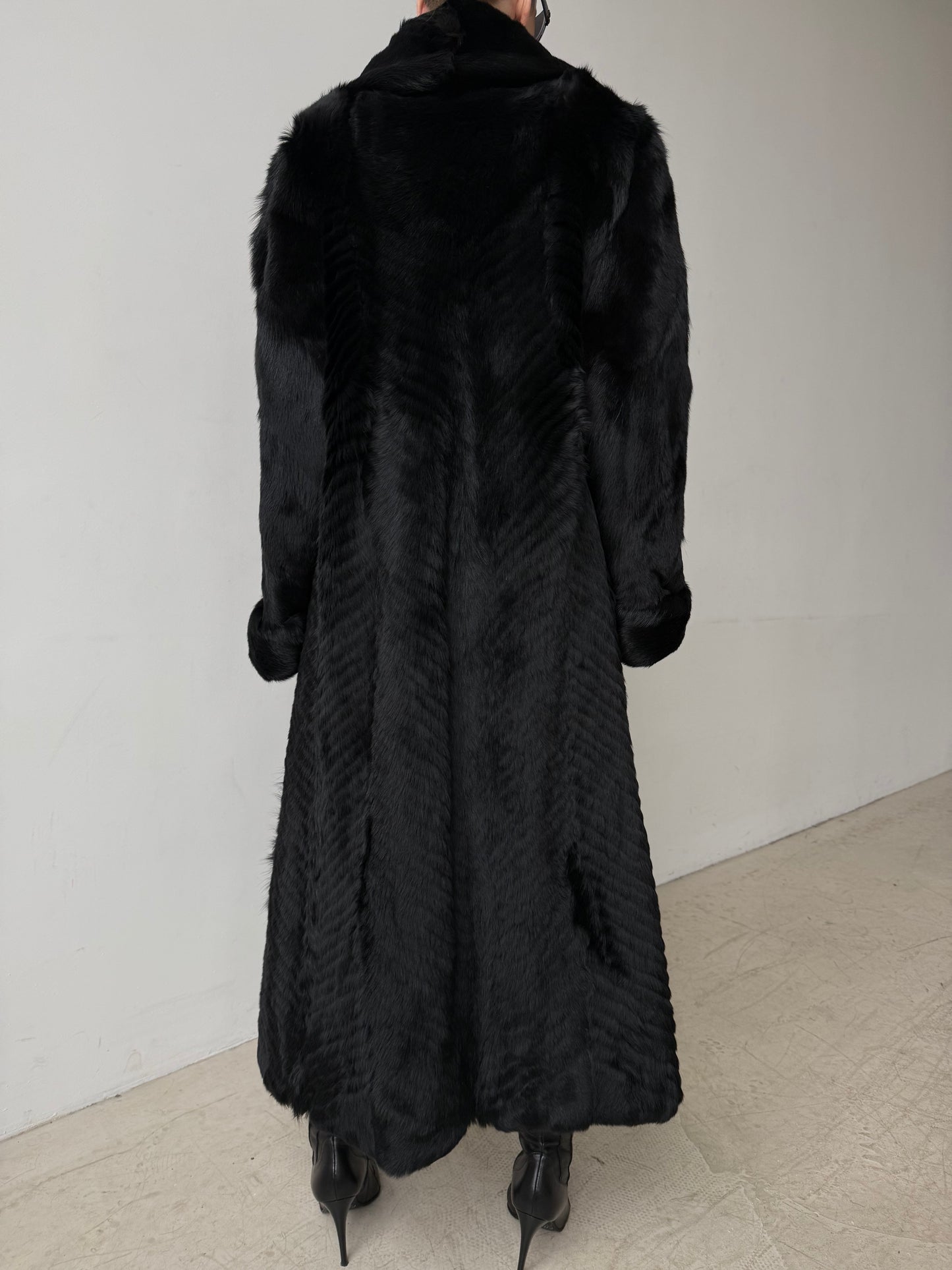 Luxurious vintage natural wolf fur coat with a full-length dramatic silhouette TWINKLING GLOBAL