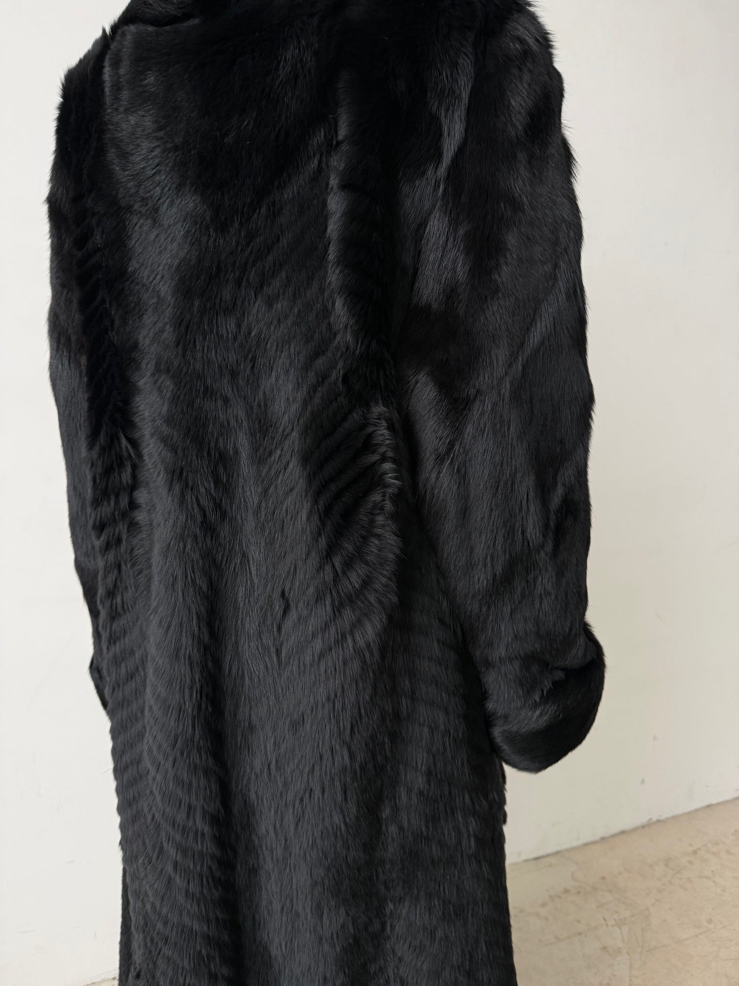 Luxurious vintage natural wolf fur coat with a full-length dramatic silhouette TWINKLING GLOBAL