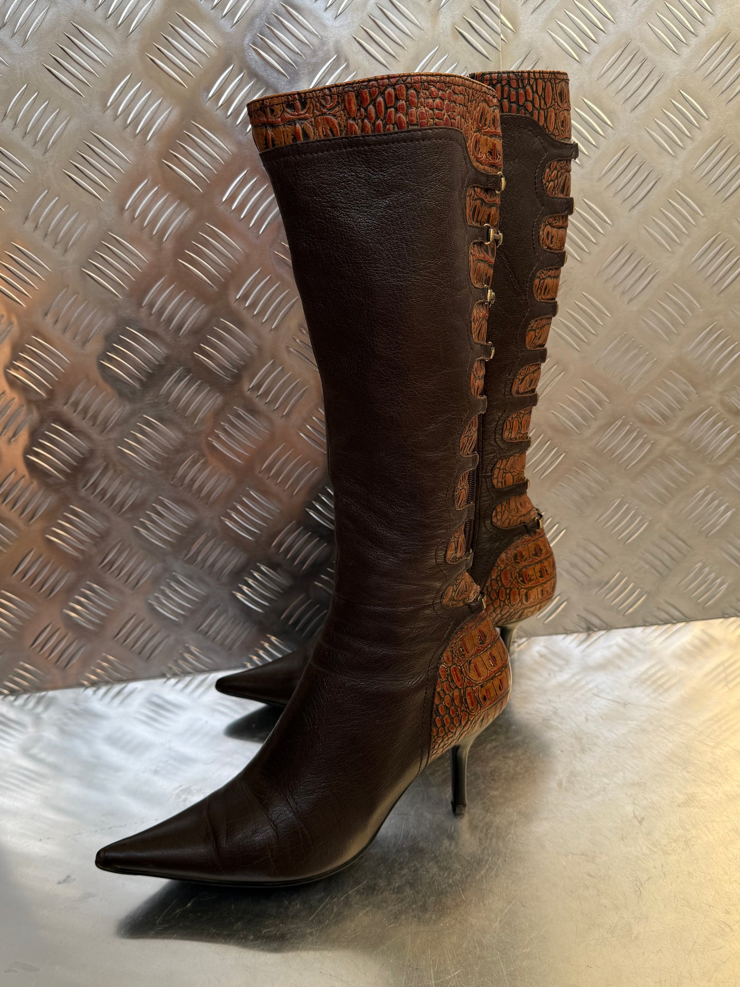 Vintage brown leather high-heel boots with croc-effect trim Twinkling Global