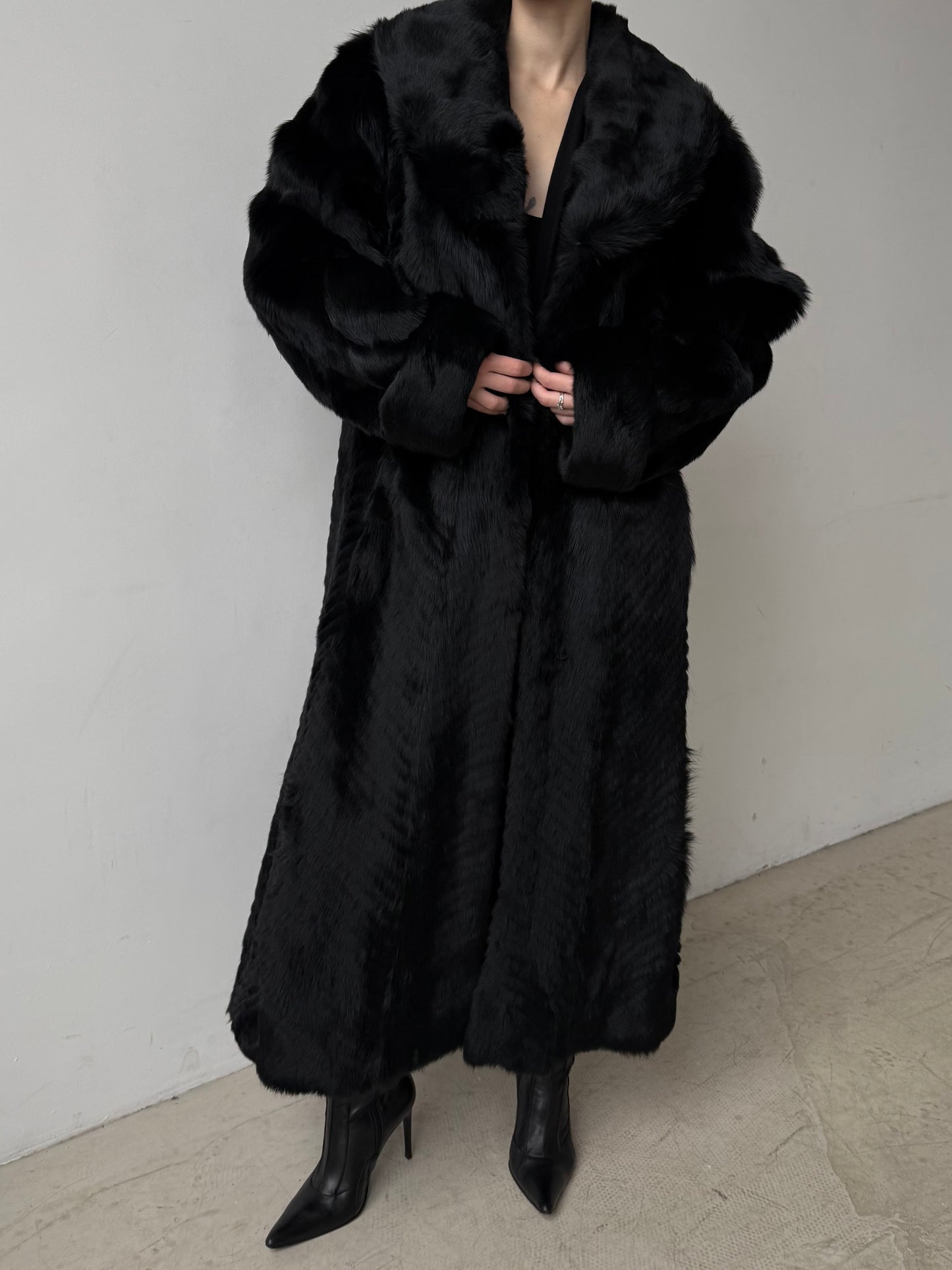 Luxurious vintage natural wolf fur coat with a full-length dramatic silhouette TWINKLING GLOBAL