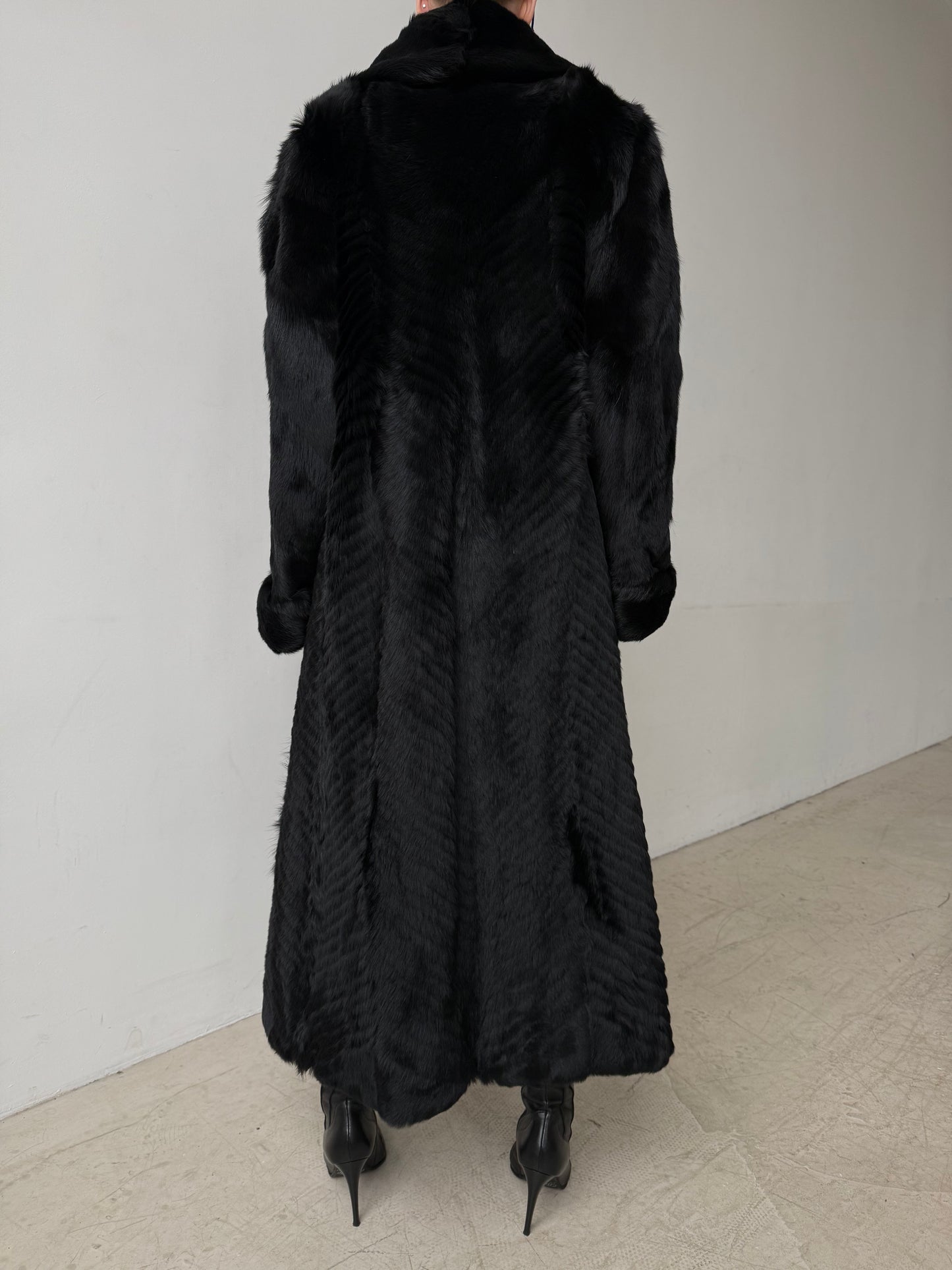 Luxurious vintage natural wolf fur coat with a full-length dramatic silhouette TWINKLING GLOBAL