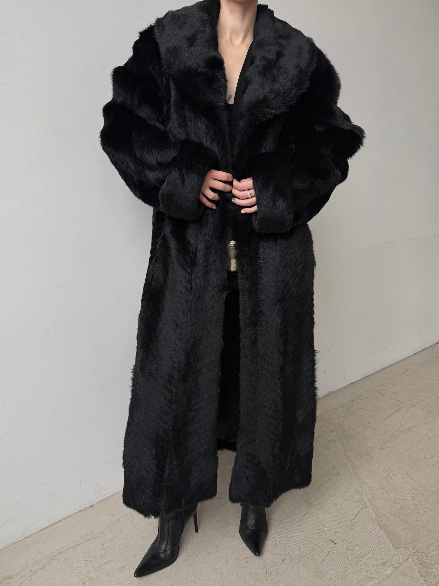 Luxurious vintage natural wolf fur coat with a full-length dramatic silhouette TWINKLING GLOBAL