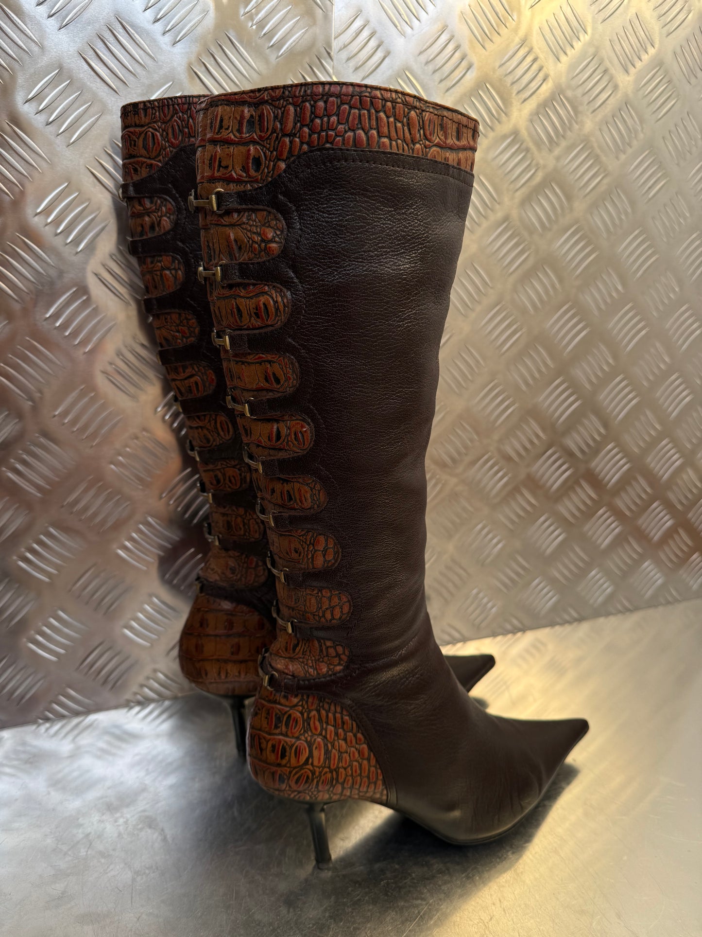 Vintage brown leather high-heel boots with croc-effect trim Twinkling Global