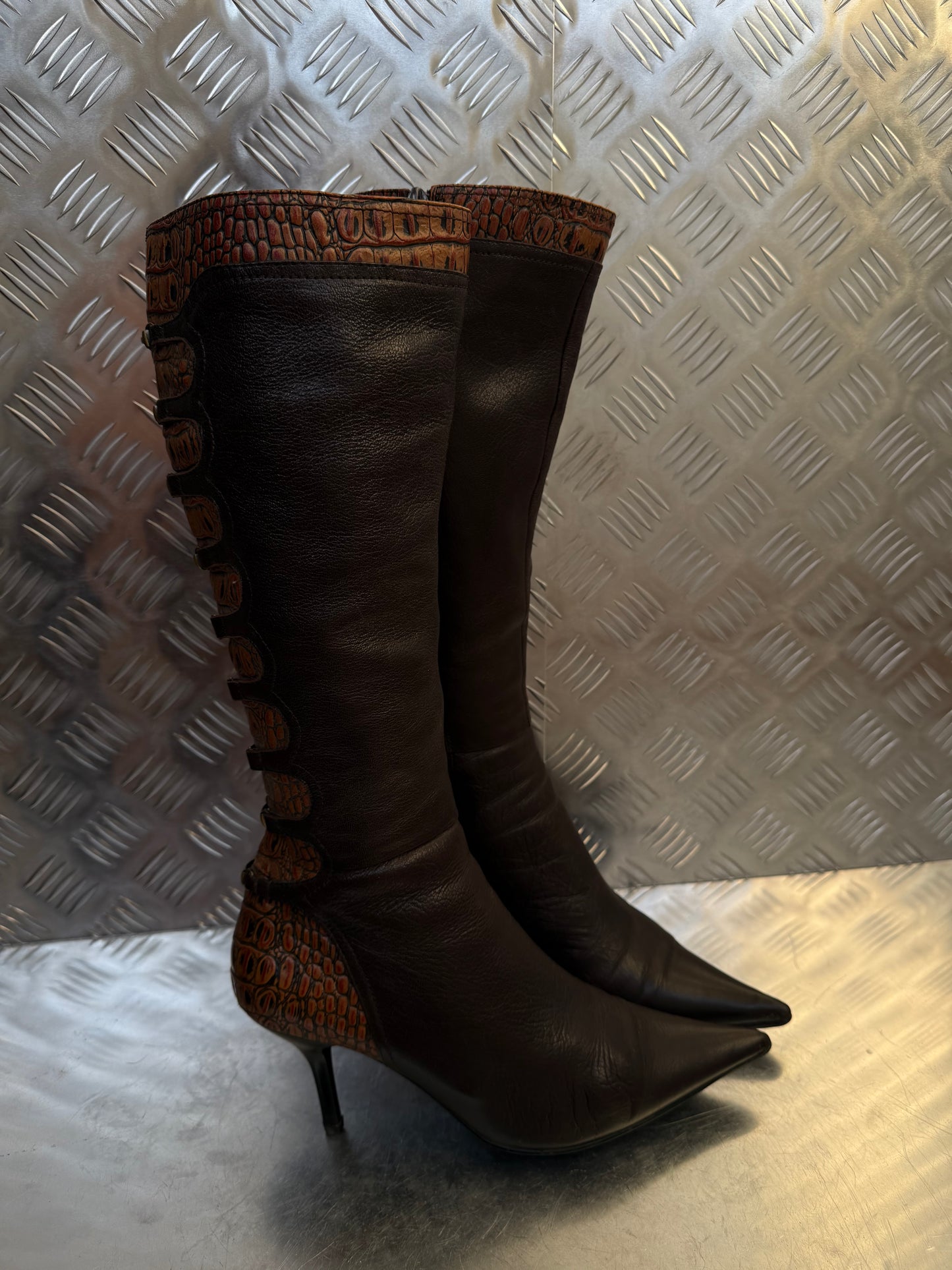 Vintage brown leather high-heel boots with croc-effect trim Twinkling Global