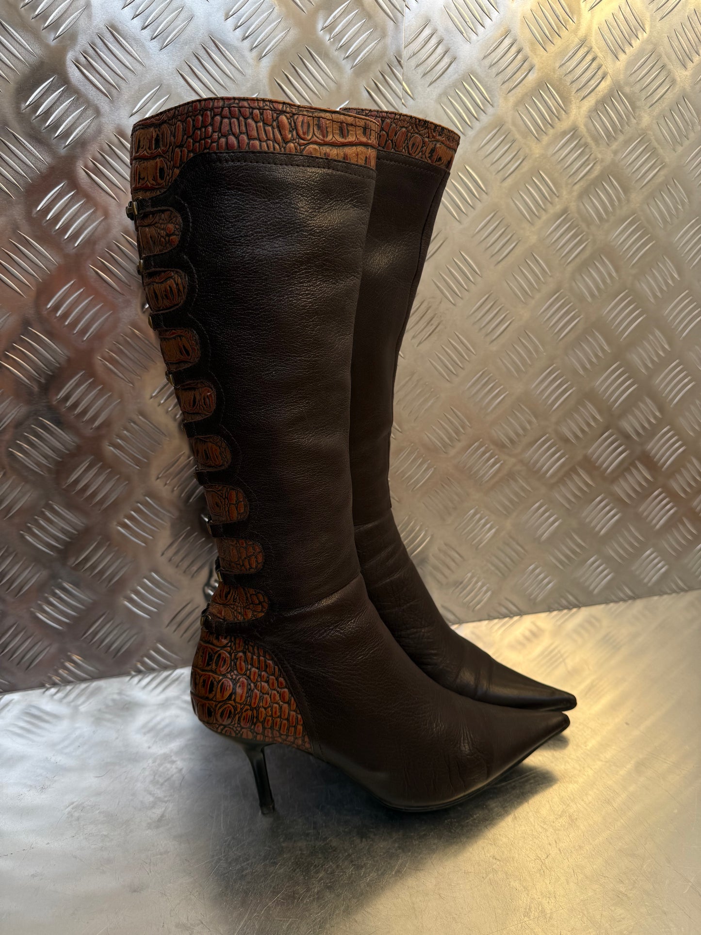 Vintage brown leather high-heel boots with croc-effect trim Twinkling Global
