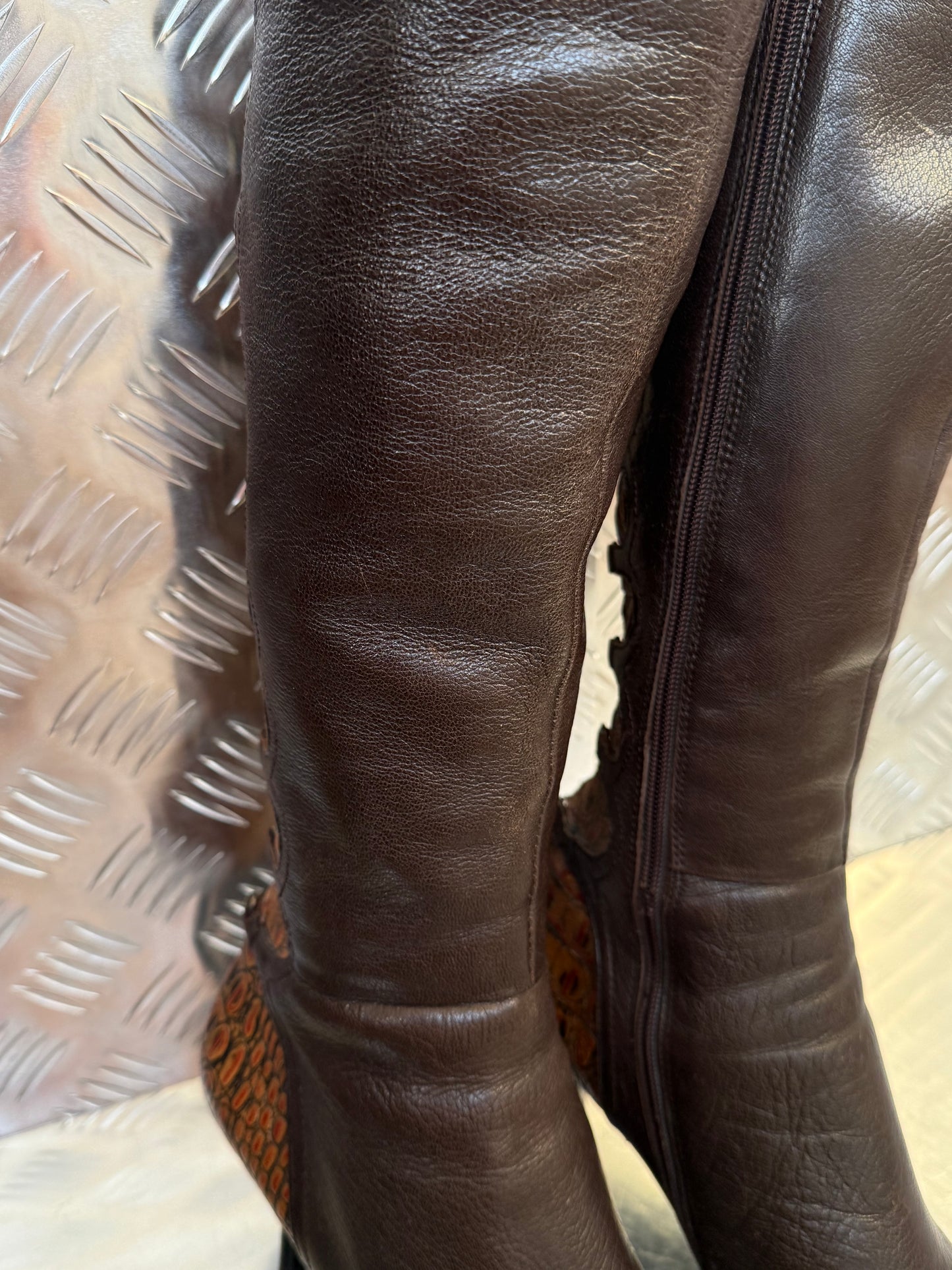 Vintage brown leather high-heel boots with croc-effect trim Twinkling Global