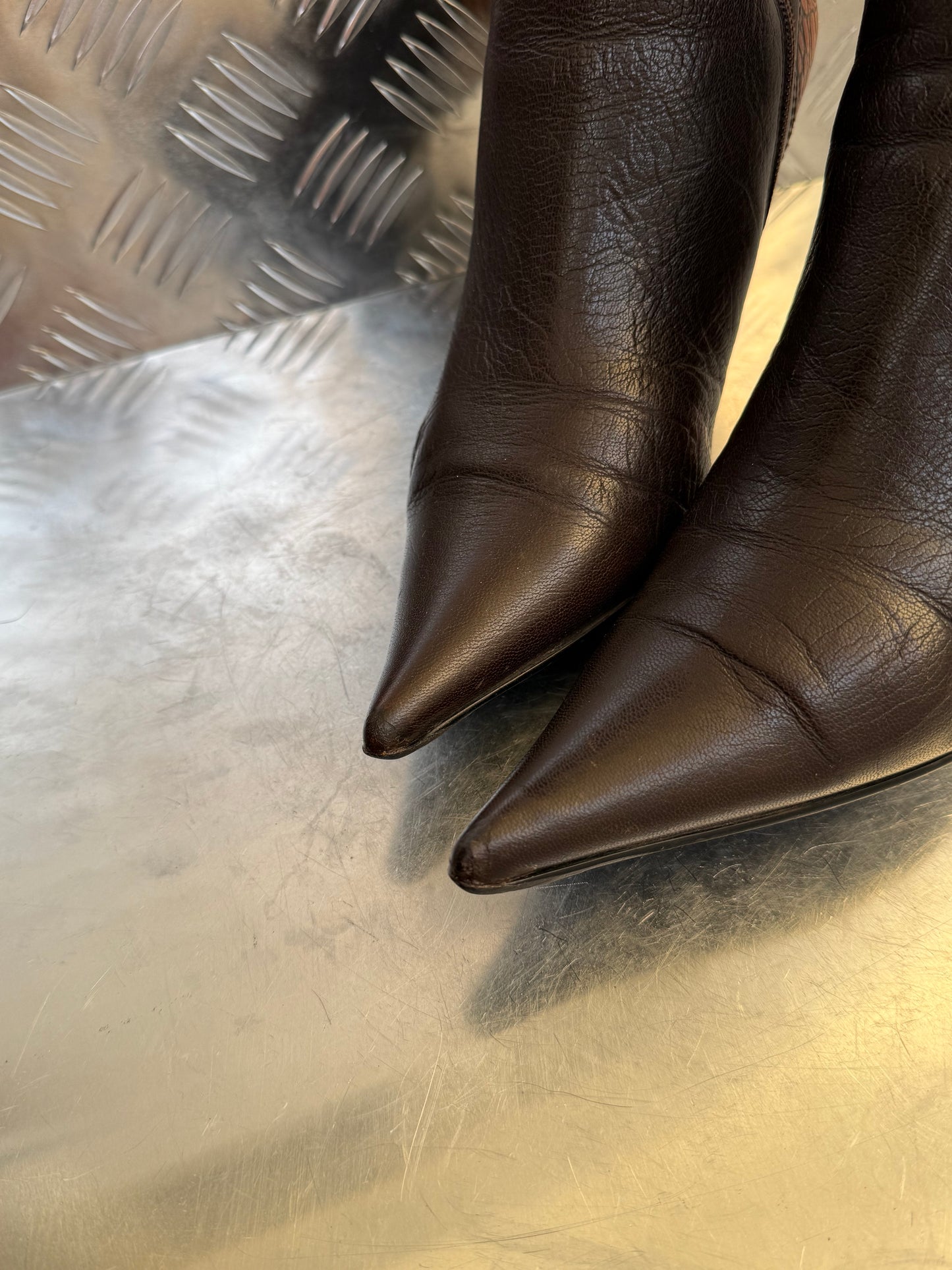 Vintage brown leather high-heel boots with croc-effect trim Twinkling Global