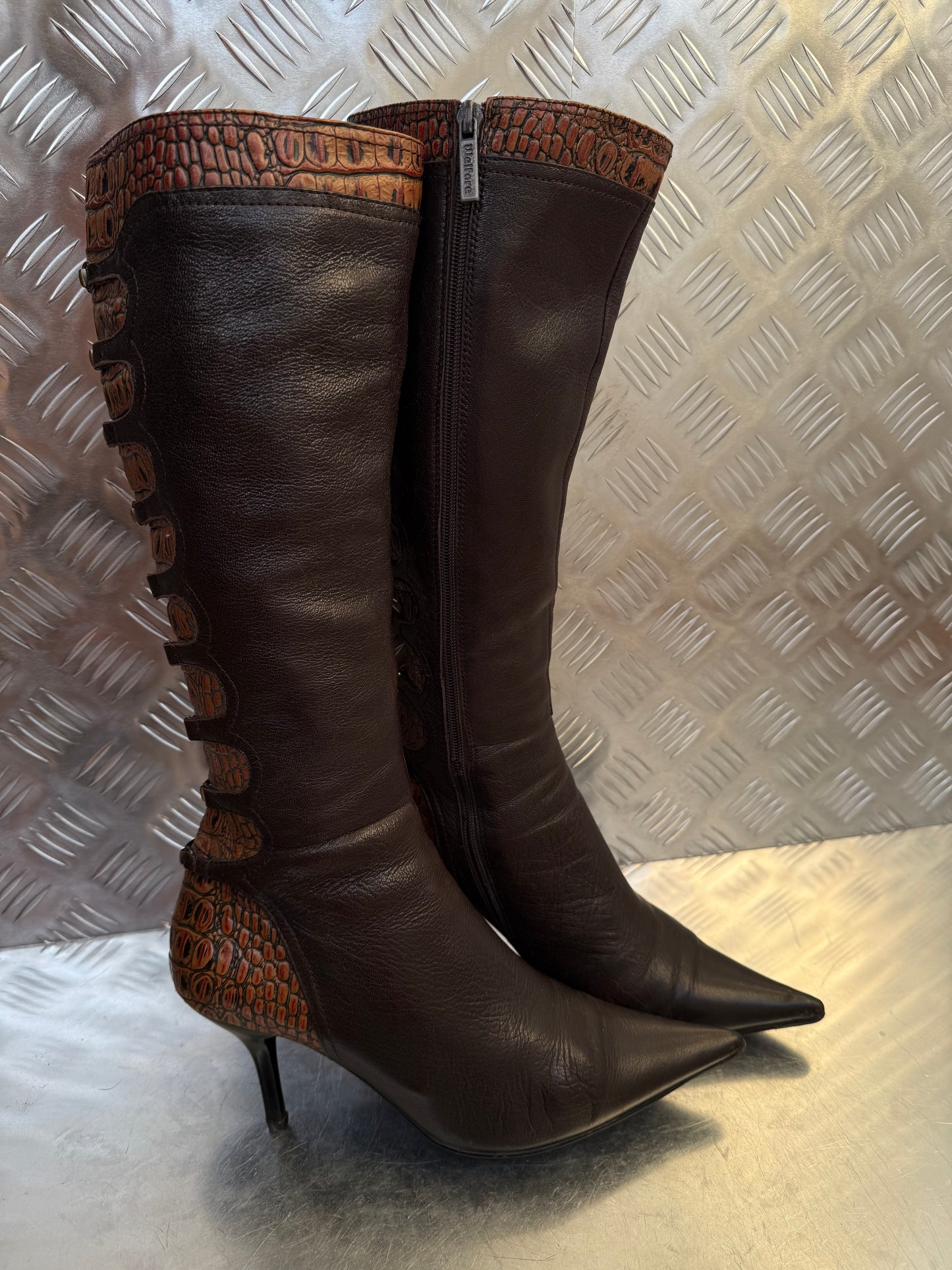 Vintage brown leather high-heel boots with croc-effect trim Twinkling Global