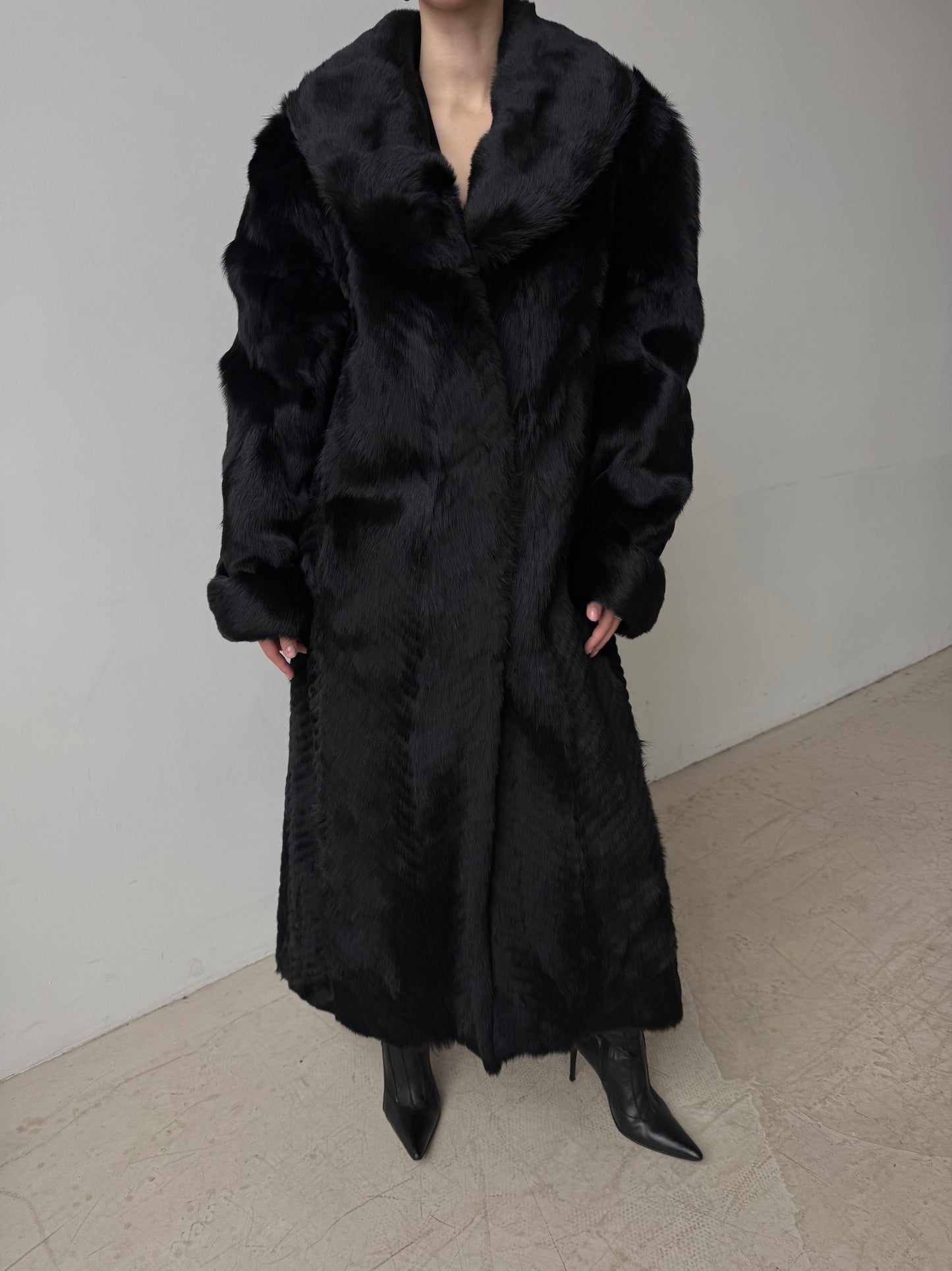 Luxurious vintage natural wolf fur coat with a full-length dramatic silhouette TWINKLING GLOBAL