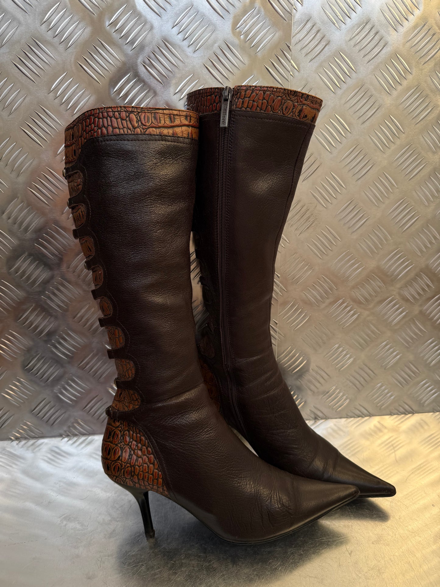 Vintage brown leather high-heel boots with croc-effect trim Twinkling Global