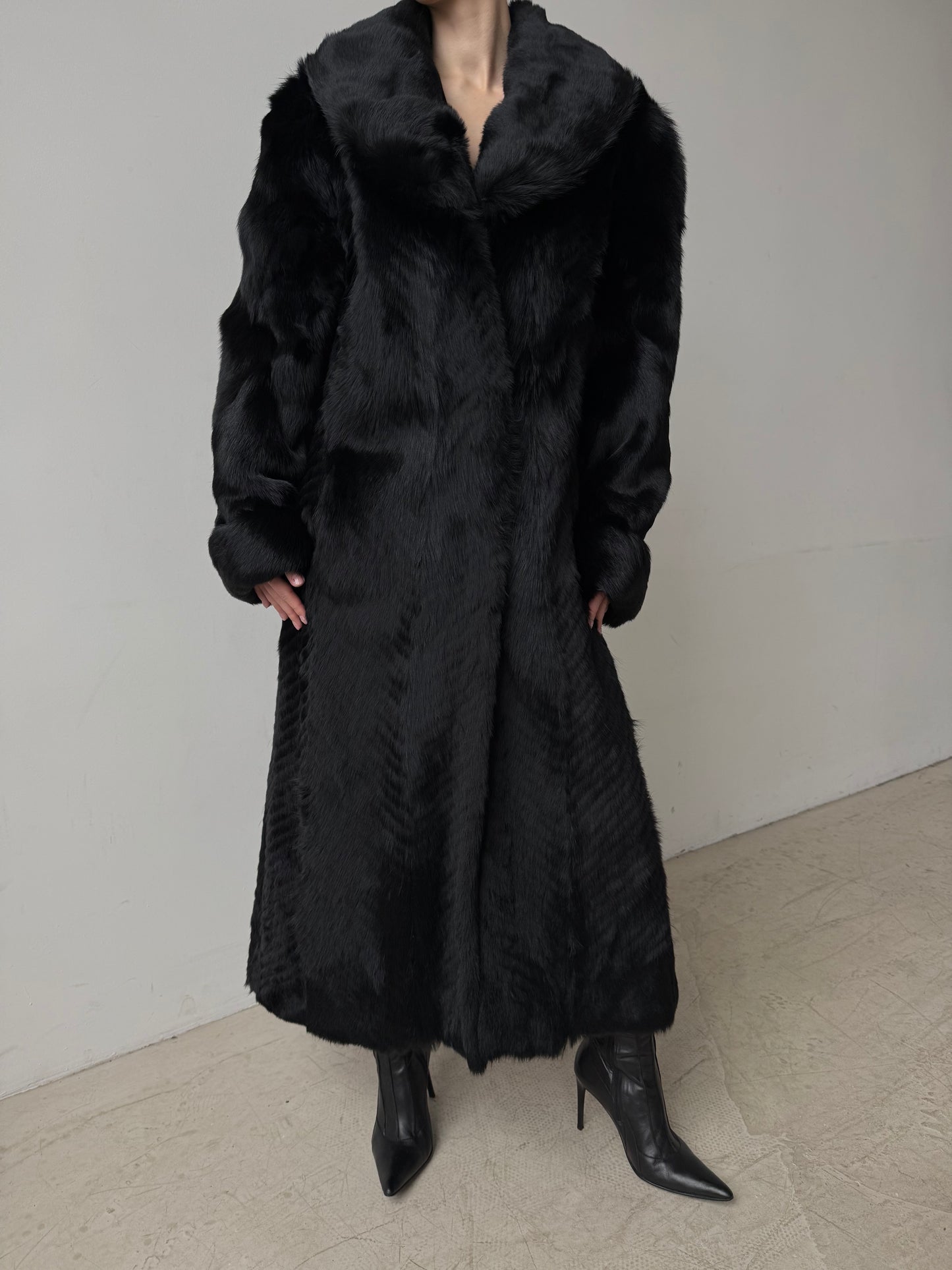 Luxurious vintage natural wolf fur coat with a full-length dramatic silhouette TWINKLING GLOBAL