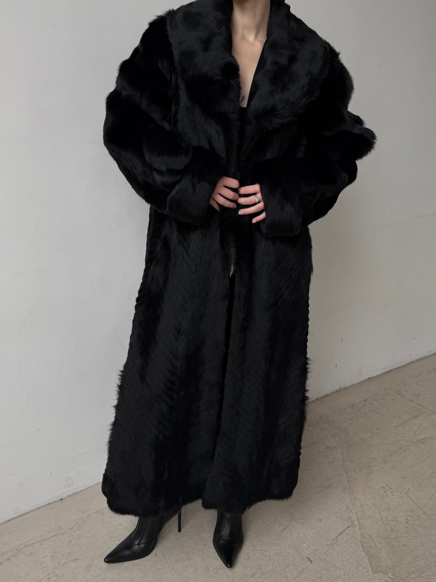 Luxurious vintage natural wolf fur coat with a full-length dramatic silhouette TWINKLING GLOBAL