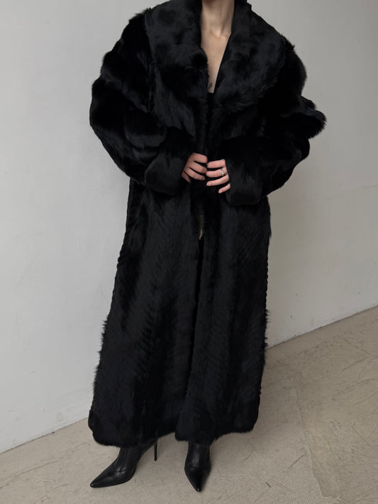 Luxurious vintage natural wolf fur coat with a full-length dramatic silhouette TWINKLING GLOBAL