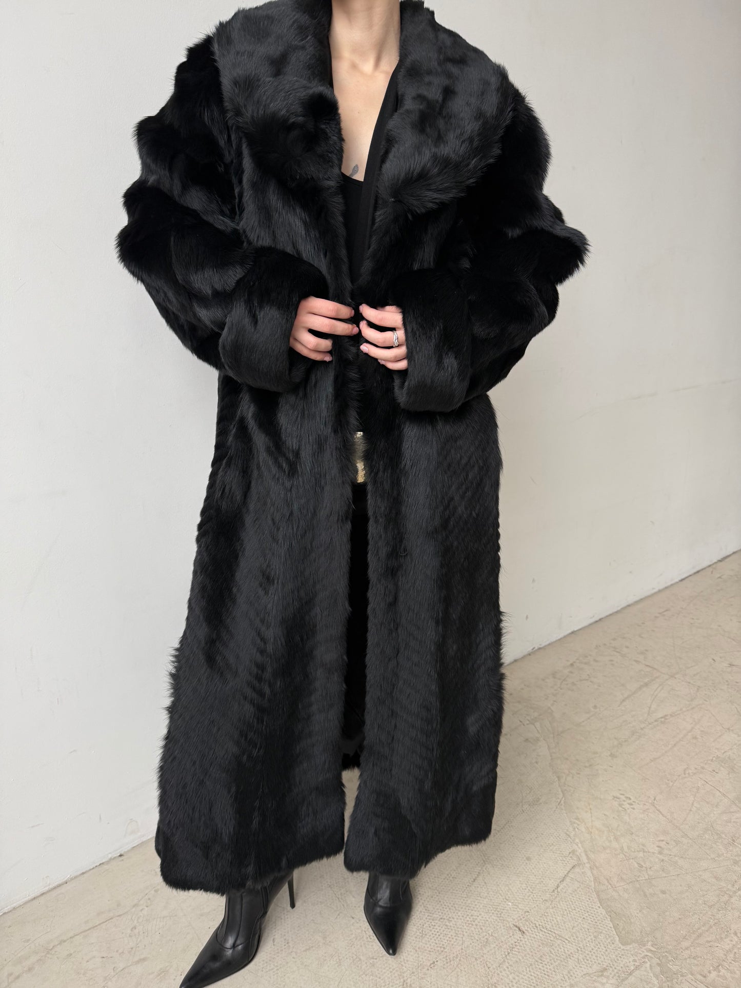 Luxurious vintage natural wolf fur coat with a full-length dramatic silhouette TWINKLING GLOBAL