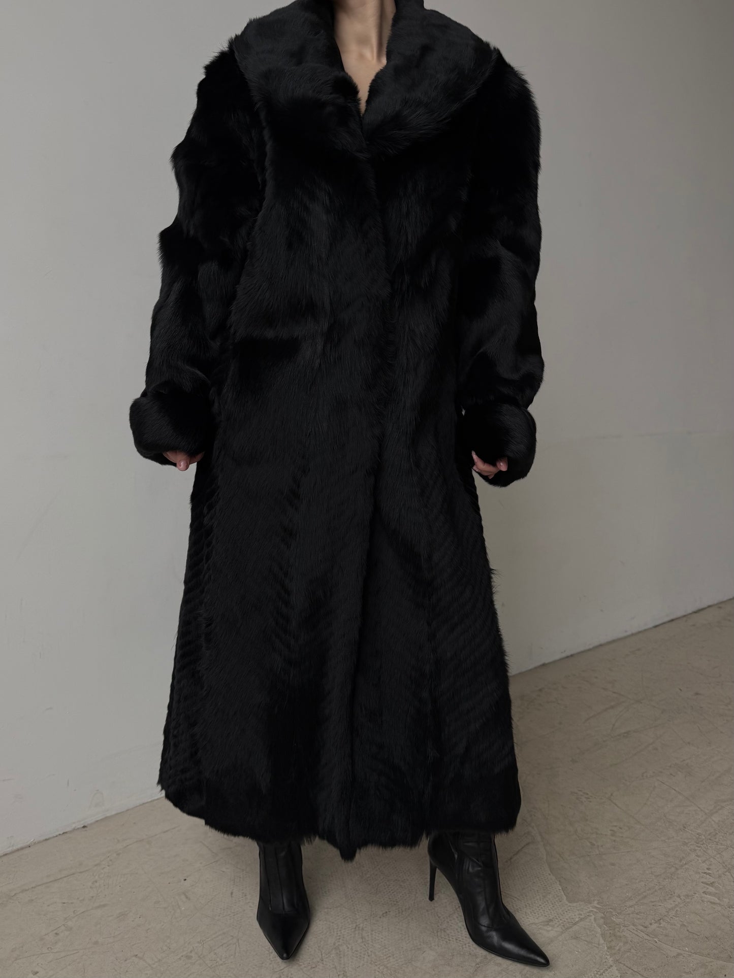 Luxurious vintage natural wolf fur coat with a full-length dramatic silhouette TWINKLING GLOBAL
