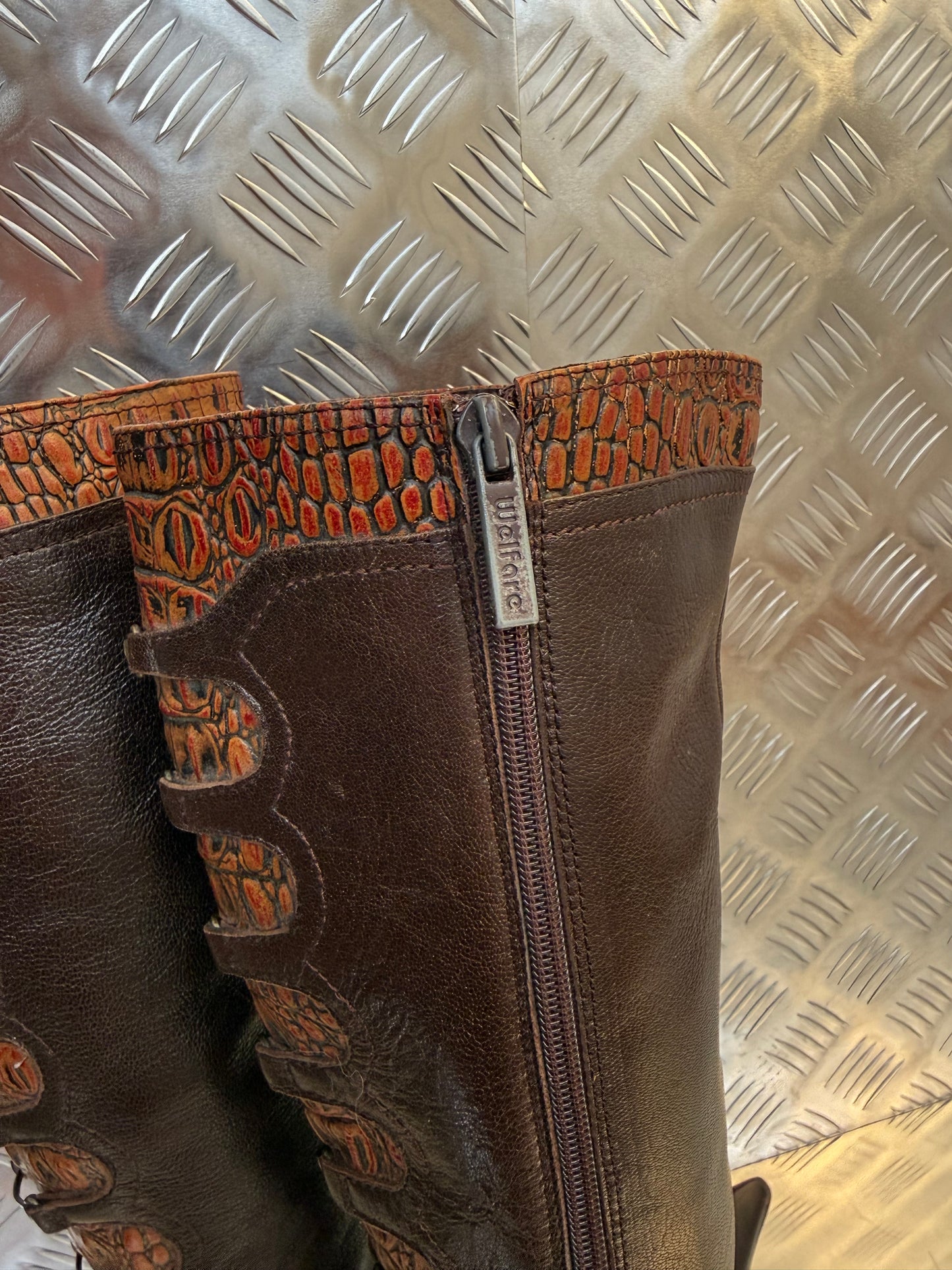 Vintage brown leather high-heel boots with croc-effect trim Twinkling Global