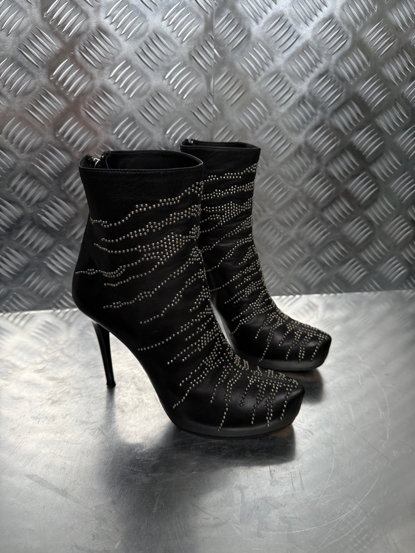 Vintage Shy leather studded ankle boots Twinkling Global